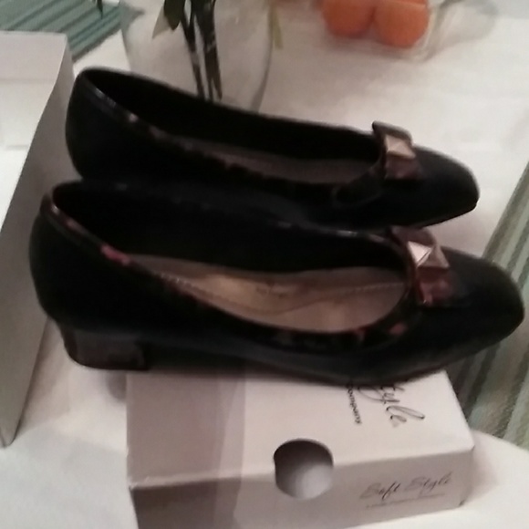 Shoes - Picture 2 of 4